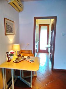 une chambre avec une table et un couloir avec une porte dans l'établissement Casa degli angeli, à Lucques