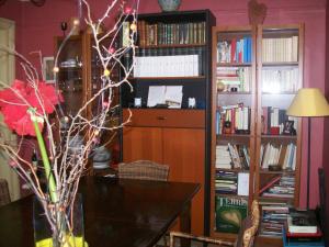 una habitación con una mesa y una estantería con libros en Toit pour Vous Chambre d'hôtes, en París