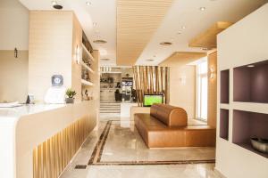 vestíbulo con sofá y sala de estar en Hotel Christina, en La Canea
