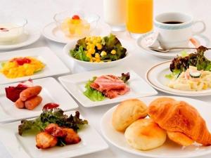 einen Tisch mit Tellern und einer Tasse Kaffee in der Unterkunft Koriyama Washington Hotel in Koriyama