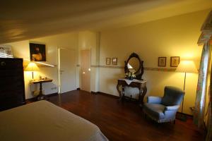 - une chambre avec un lit, une chaise et un miroir dans l'établissement B&B Il Nido Di Alice, à Moresco