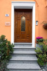 a wooden door with stairs in front of a house at Les Petites Maisons in Marta