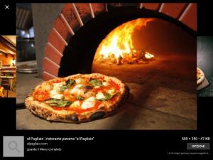 ナポリにあるCasa Nanàのピザオーブンからピザが出てきた