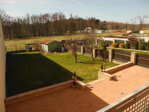 an aerial view of a backyard with a lawn at Apartmá Anglická in Františkovy Lázně