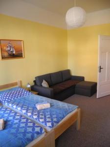 salon z łóżkiem i kanapą w obiekcie Apartmá Anglická we Franciszkowych Łaźniach