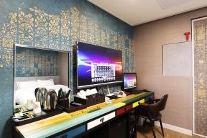 Uma televisão e/ou sistema de entretenimento em Hotel Mondavi