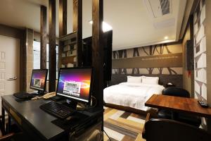 Uma televisão e/ou sistema de entretenimento em Hotel Mondavi