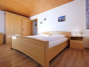 オーバーシュタウフェンにあるFerienwohnungen Wörnerの木製の天井が特徴のベッドルーム1室(大型ベッド1台付)