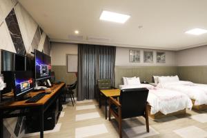 Uma televisão e/ou sistema de entretenimento em Hotel Mondavi