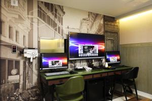 Uma televisão e/ou sistema de entretenimento em Hotel Mondavi