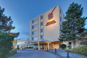 eine Darstellung der Vorderseite eines Hotels in der Unterkunft Seminaris Hotel Bad Honnef in Bad Honnef am Rhein