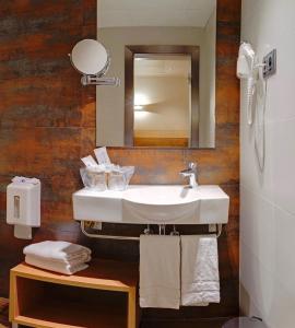 bagno con lavandino e specchio di Hotel Acta Azul Barcelona a Barcellona