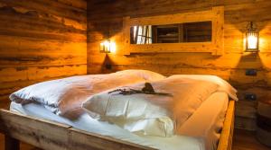 A bed or beds in a room at Ledro Mountain Chalet