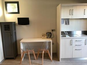 a small kitchen with a table and two chairs at Les studios du Centre in La Teste-de-Buch