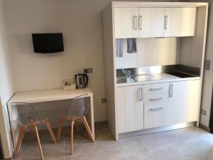 a small kitchen with a desk and two chairs at Les studios du Centre in La Teste-de-Buch
