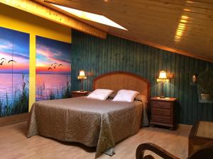 1 dormitorio con 1 cama con una pintura en la pared en Hotel Rural El Valle, en Rascafría