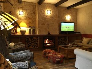 Una televisión o centro de entretenimiento en Hotel Rural El Valle