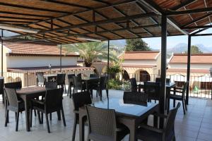 Ресторан / где поесть в Five Fingers Holiday Bungalows