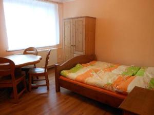 une chambre avec un lit, une table et une fenêtre dans l'établissement Ubytování u Kubů, à Jablonec nad Nisou