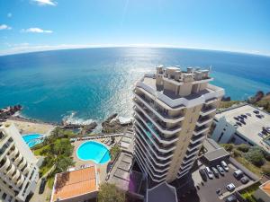 - une vue aérienne sur un grand bâtiment à côté de l'océan dans l'établissement Duas Torres Hotel, à Funchal