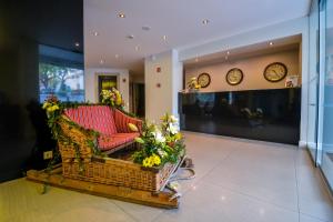 The lobby or reception area at Duas Torres Hotel