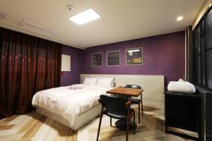 Uma cama ou camas num quarto em Hotel Mondavi