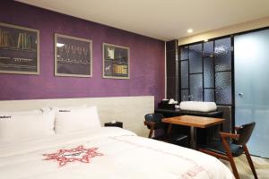 Uma cama ou camas num quarto em Hotel Mondavi
