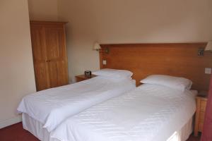 A bed or beds in a room at Blatches Farm 