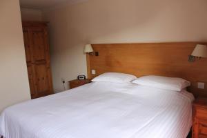A bed or beds in a room at Blatches Farm 