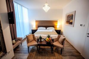 - une chambre avec un lit et une table avec des fruits dans l'établissement Regal Residence B&B, à Zagreb