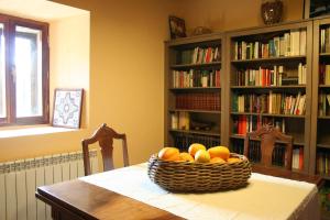 a basket of fruit on a table in a library at La Nogala in Dobro