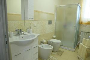 ザッフェラーナ・エトネーアにあるCasa Finaitaのバスルーム(洗面台、トイレ、シャワー付)