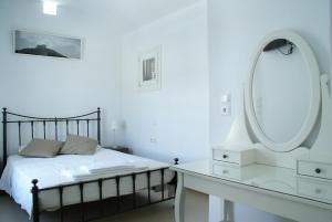 Un pat sau paturi într-o cameră la Akrotiraki Apartments