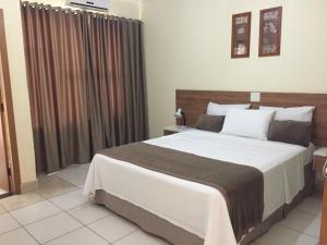 una camera con un grande letto di Silver Lis Hotel ad Acailandia