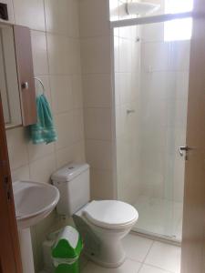 ein Badezimmer mit Dusche, Toilette und Waschbecken in der Unterkunft Apartamento linda vista para o mar Penha Parque Beto Carrero in Penha