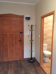 カルパチにあるApartament Classicoのバスルーム(トイレ付)、木製のドアが備わります。