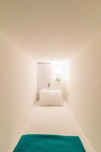 Uma cama ou camas num quarto em Wonderloft Hostel Kota Tua
