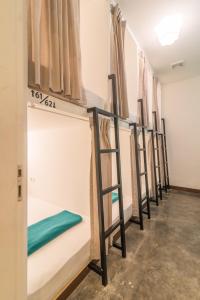 Uma cama ou camas num quarto em Wonderloft Hostel Kota Tua