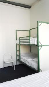 una habitación con dos literas y una silla en Rembrandt Square Hotel, en Ámsterdam 29 fotos más