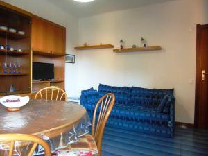 A seating area at Deiva Holidays