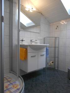 y baño blanco con lavabo y ducha. en Haus Thurner, en Obsteig