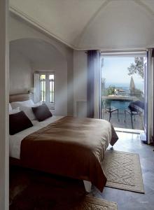 เตียงในห้องที่ La Villa Bleue-Sidi Bou Said
