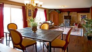a living room with a dining room table and chairs at Tekdiv B&B in Lansdowne