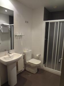 łazienka z toaletą, umywalką i prysznicem w obiekcie Hotel Irixo w mieście Ourense
