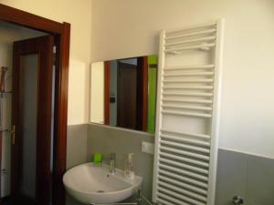 A bathroom at Deiva Holidays