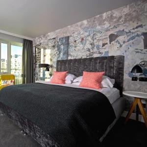 een slaapkamer met een groot bed met rode kussens bij Malmaison Brighton in Brighton & Hove