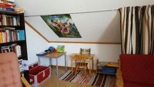 een kinderkamer met een tafel en twee stoelen bij Öje Vandrarhem & Turistgård in Östra Öje