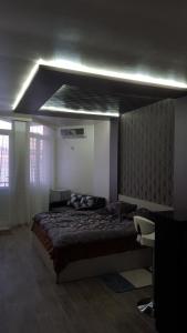 Giường trong phòng chung tại Roini Apartment