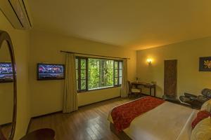 TV a/nebo společenská místnost v ubytování The Windflower Resort & Spa, Coorg