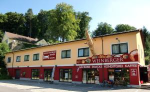 budynek z znakiem winnicy w obiekcie Wohnen beim Bäcker Weinberger w mieście Ybbs an der Donau
